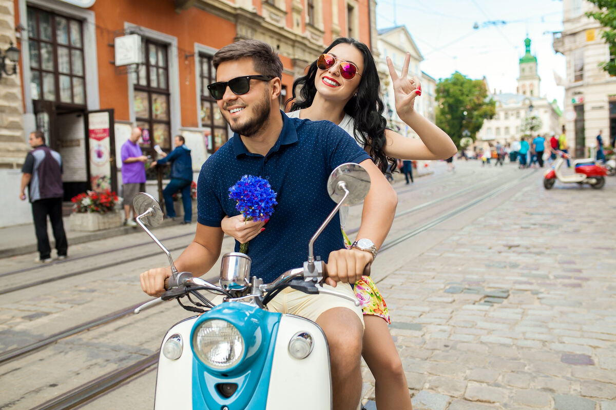 jeune-beau-couple-hipster-a-cheval-sur-la-rue-de-la-ville-de-moto_1.jpg